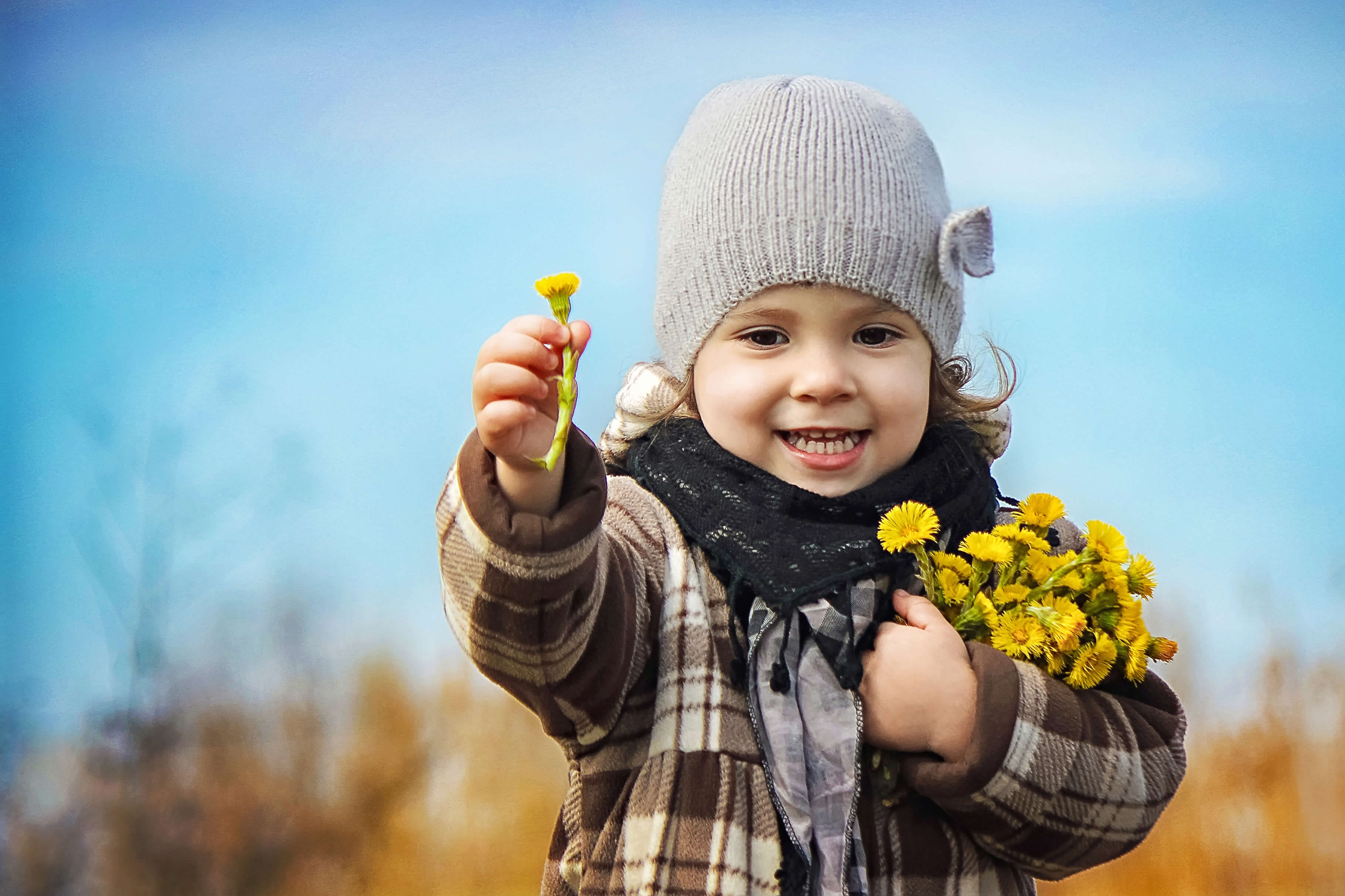 Ребенок не благодарен родителям. Цветы для детей. Дети с цветами. Дети дарят цветы.